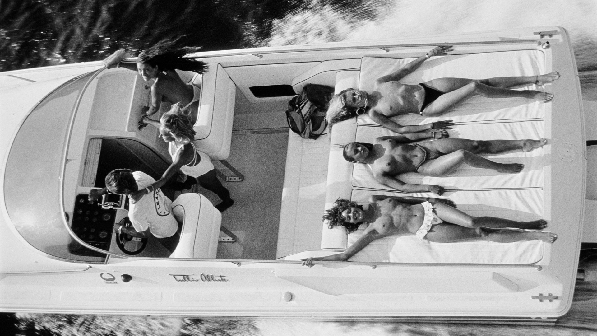 1920x1080, 401 Kb / катер, бикини, ч/б, Jacqueline Veyssiere