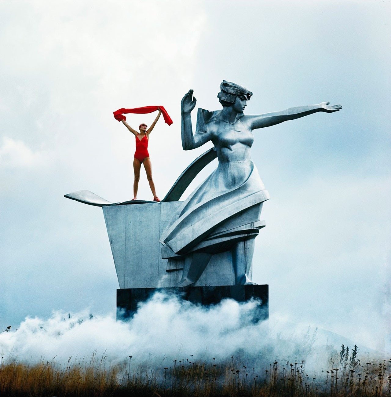 1280x1300, 217 Kb / Джерри Холл, журнала Vogue, озеро Севан, Армения, скульптура, туман, статуя, красный