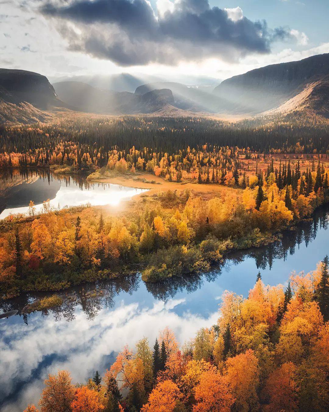 1080x1350, 322 Kb / Осень, небо, облака, лес, дерево, лучи, озеро, река, горы, Кольский полуостров