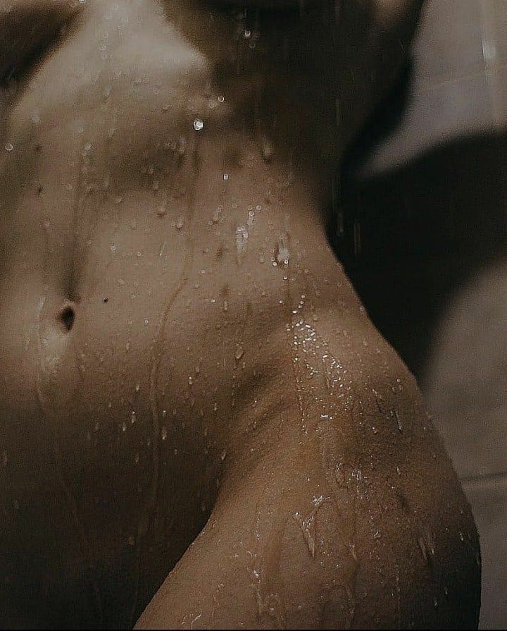 720x895, 99 Kb / Голая, животик, душ, вода, капли