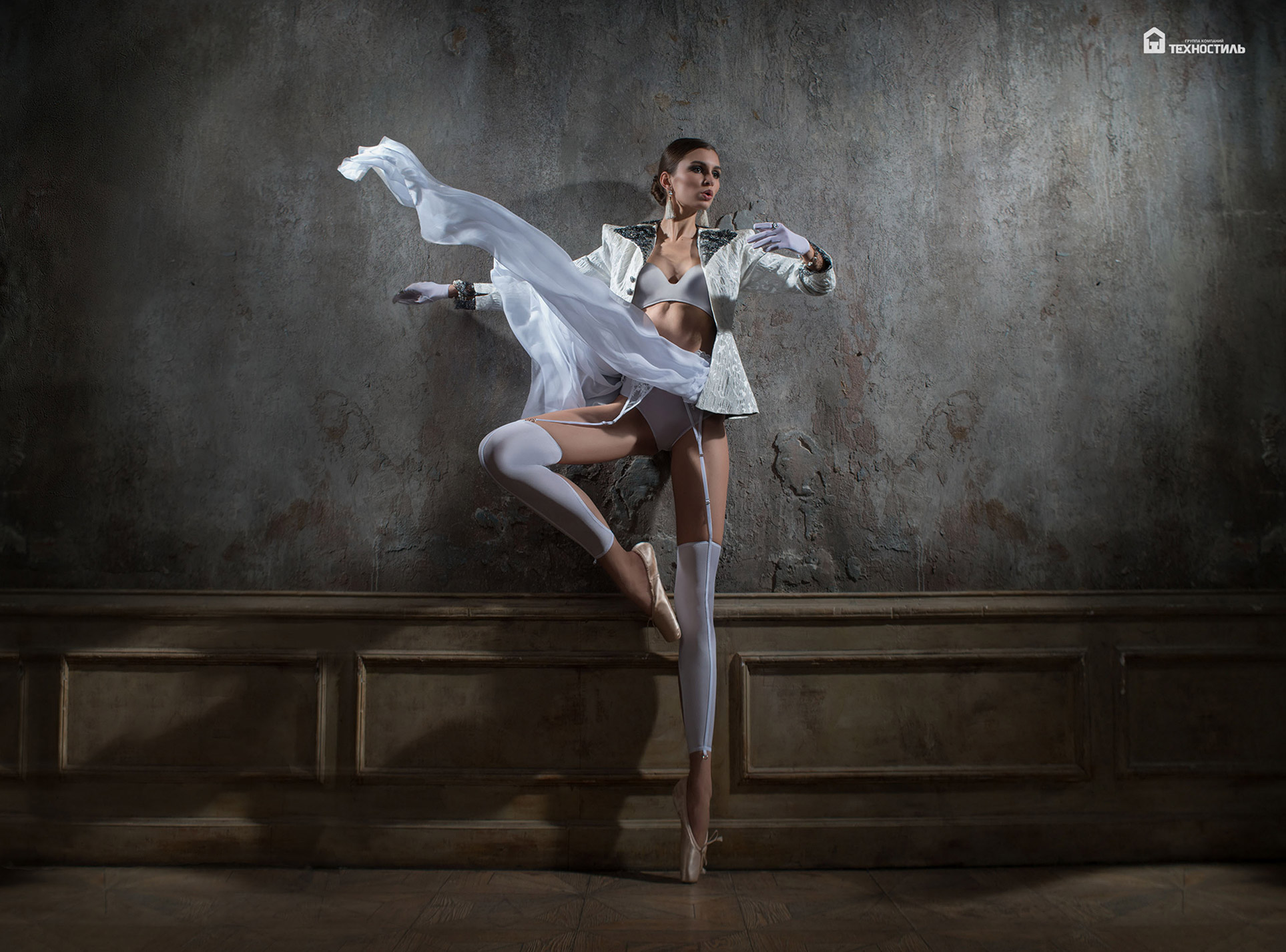 1927x1427, 487 Kb / балерина, белье, пуанты, стена, чулки, перчатки