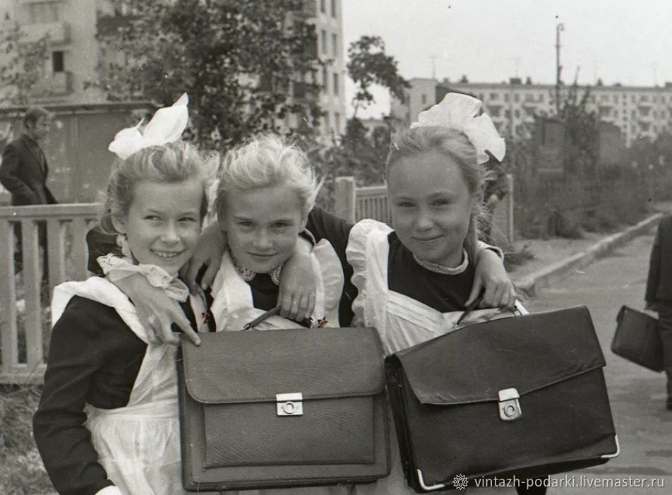 952x701, 91 Kb / девчонки, портфели, фартуки, банты, ссср, школьницы, ч/б