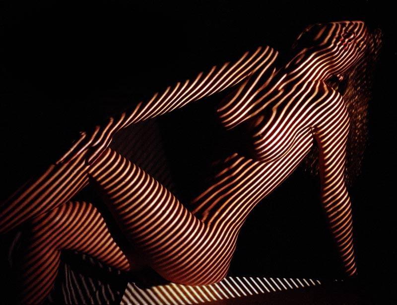 800x614, 70 Kb / девка, полоски, тень