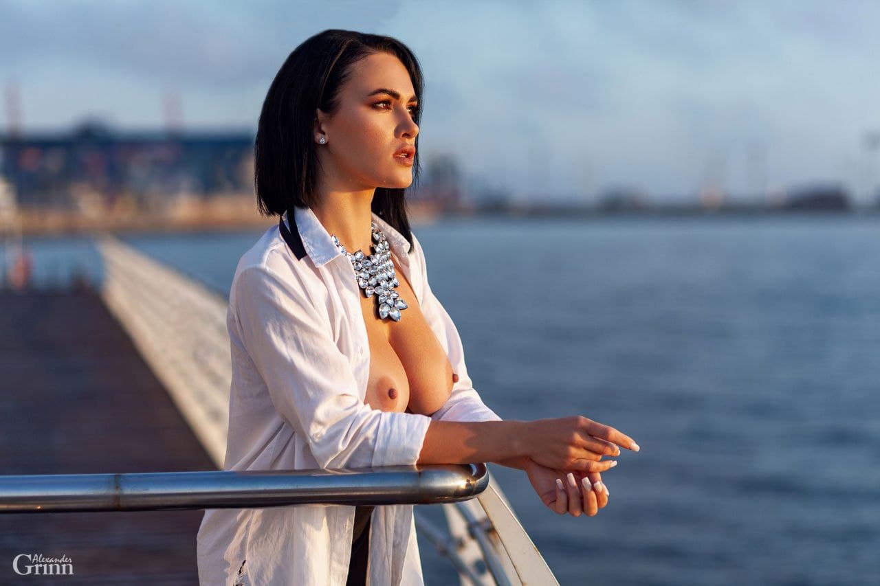 1280x853, 65 Kb / девка, сиськи, колье, рубашка, море, бортик