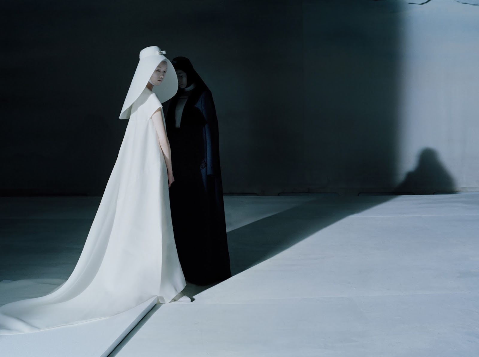 1600x1192, 89 Kb / женщины, черная, белая, тень