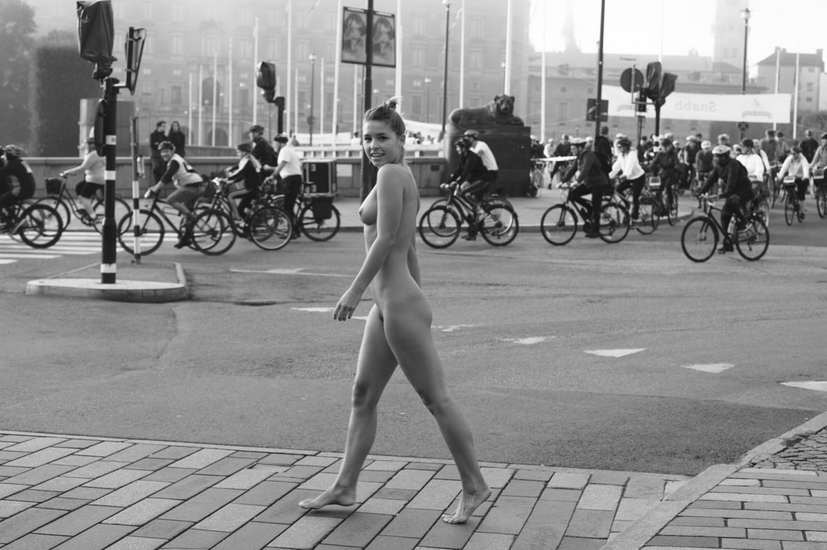 1200x799, 194 Kb / женщина, велосипедисты, велосипеды, улица, ч/б, Marisa Papen