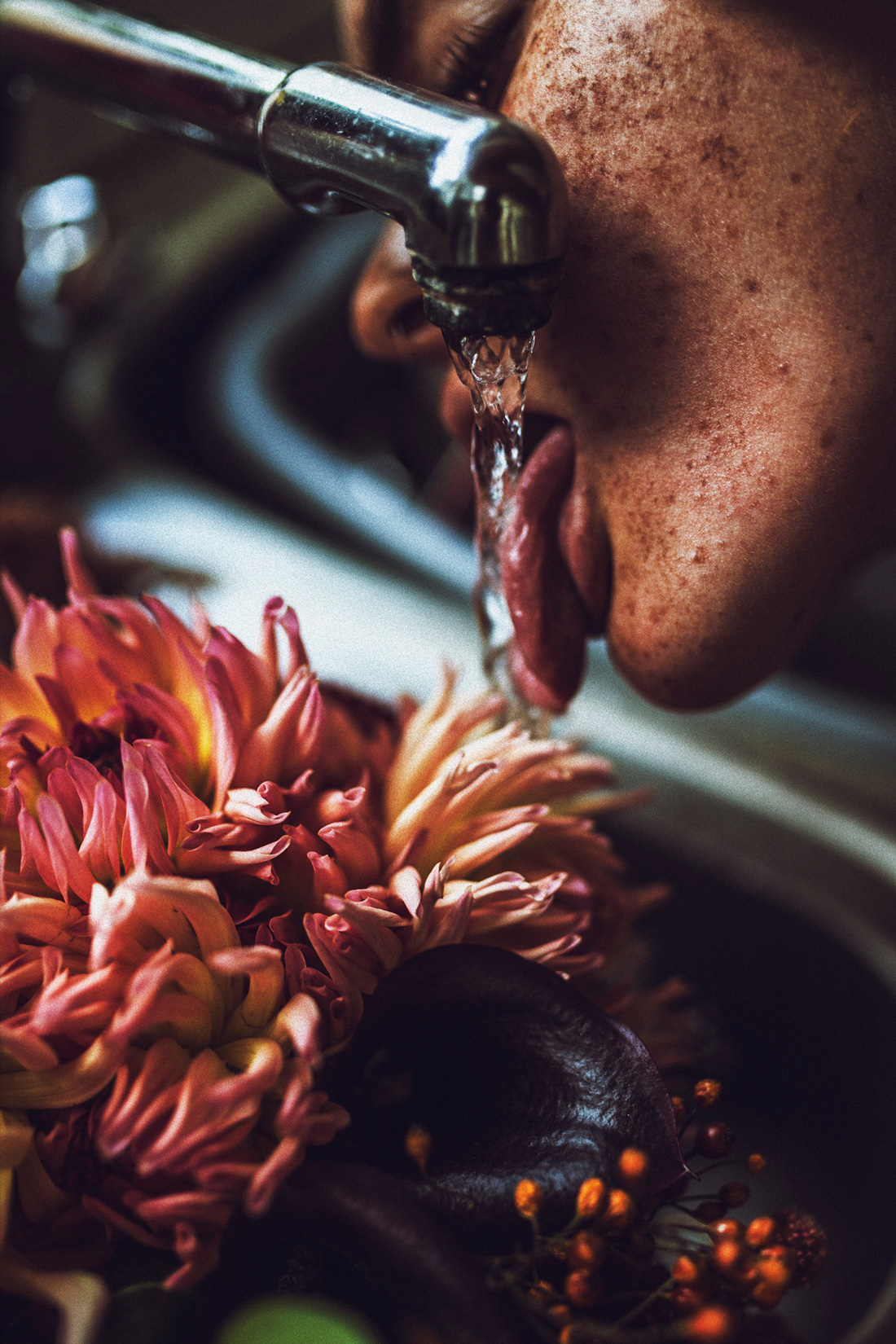 1100x1650, 637 Kb / вода, цветок, эфелиды, веснушки, рыжая, пьет, кран, язык