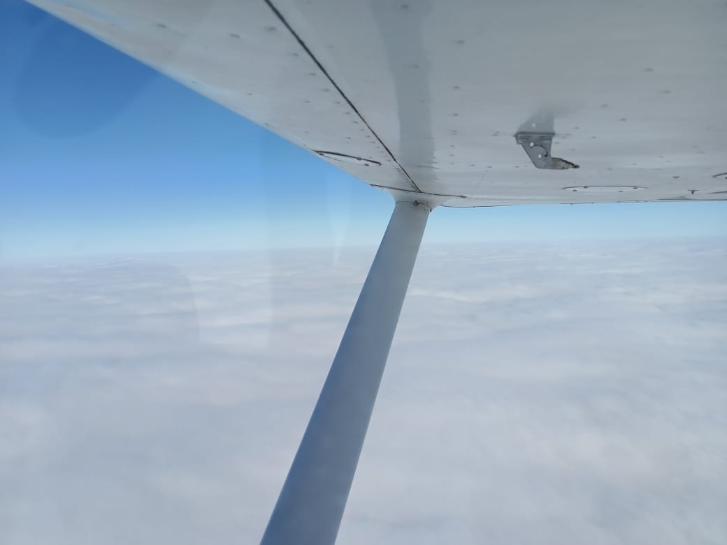 1040x780, 65 Kb / самолет, якутия, крыло, небо, облака