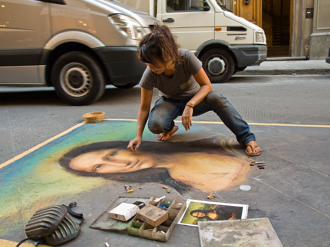 1067x800, 227 Kb / женщина, художница, тротуар, мелки, рисунок, автомобили, Мадонна