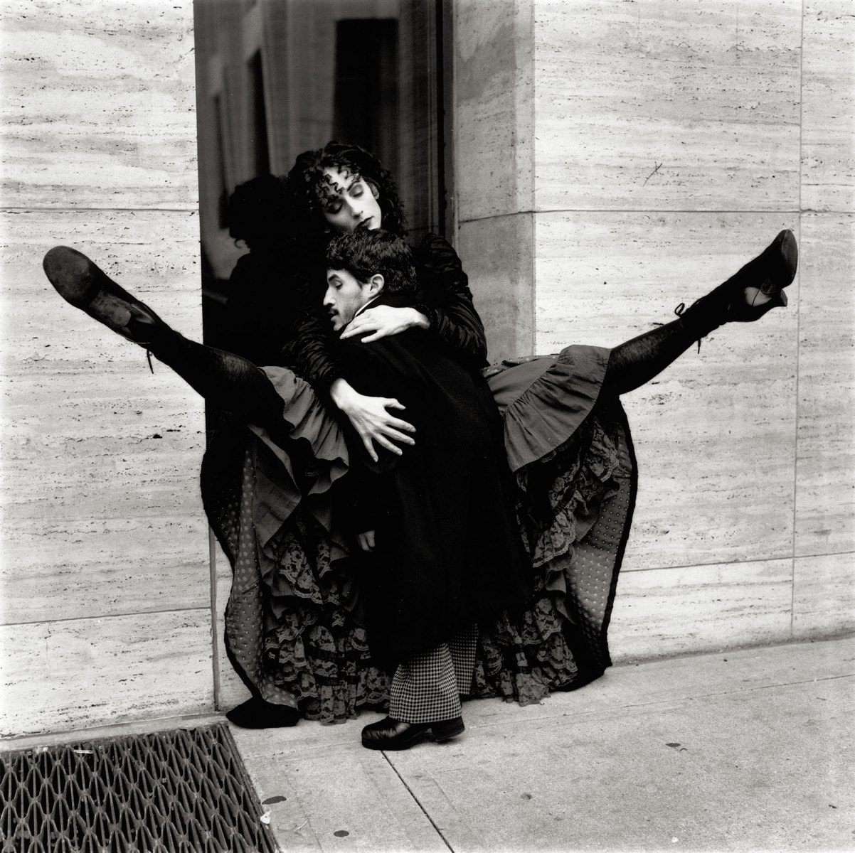 1202x1200, 323 Kb / женщина, юбки, туфли, кудри, мужчина, карлик, объятия, ч/б