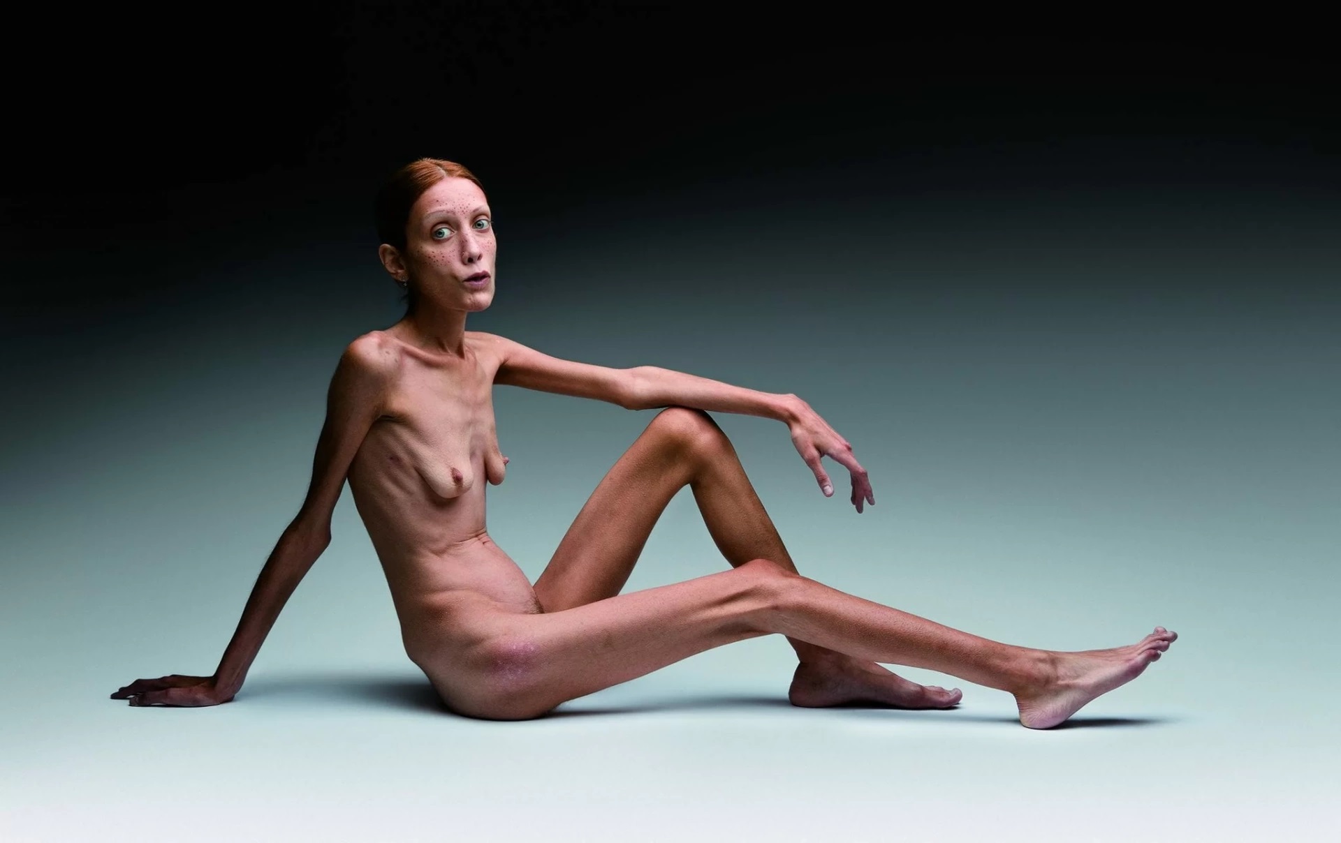 1920x1208, 220 Kb / рыжая, тощая, анорексия, Isabelle Caro