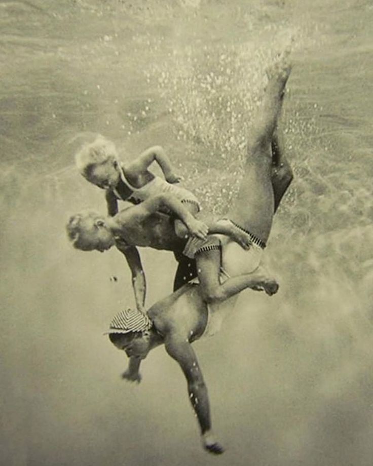 736x920, 67 Kb / женщина, мама, кепка, купальник, дети, нырок, вода, пузыри, ч/б