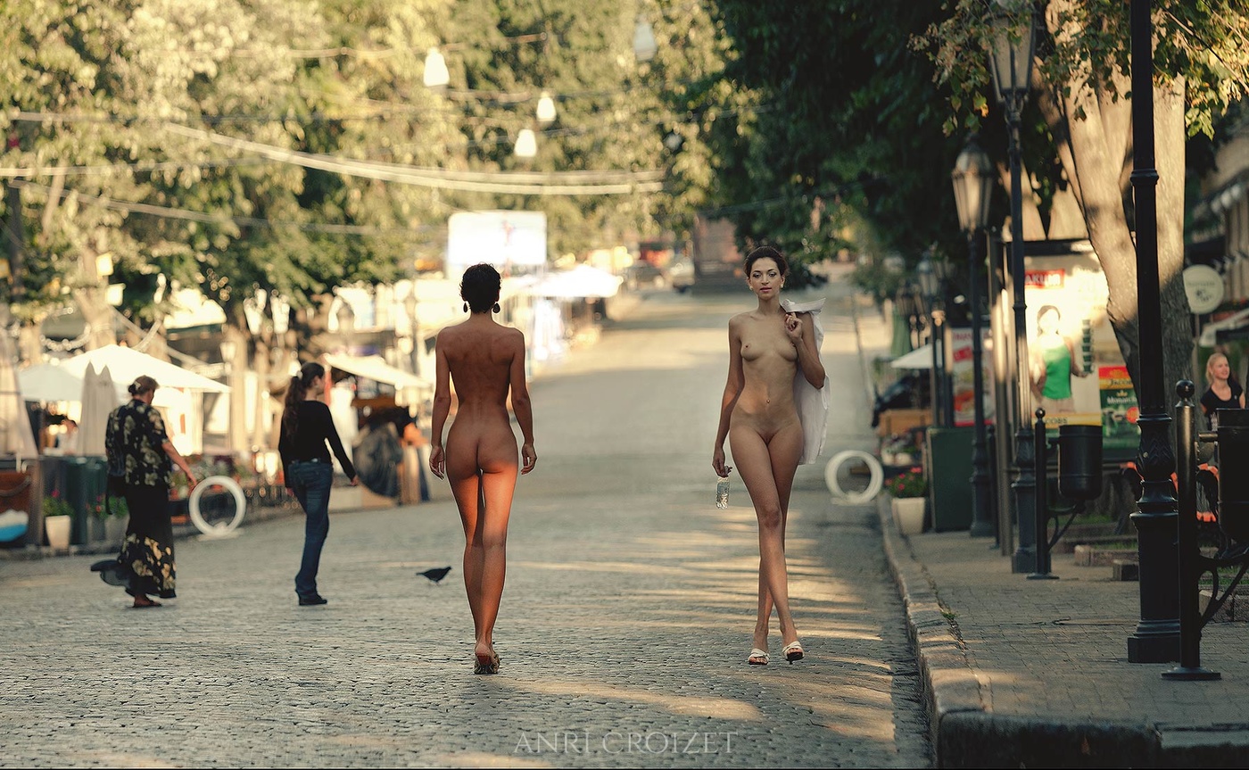 1400x863, 466 Kb / женщины, улица, фонари, деревья, прохожие