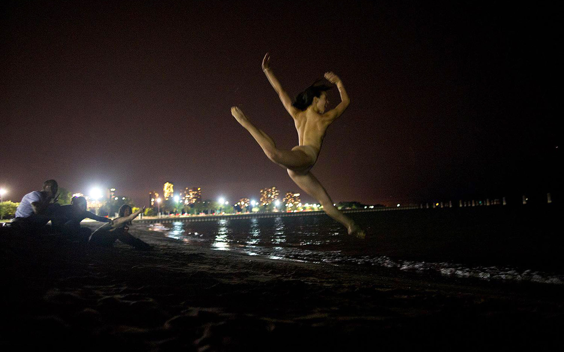 1920x1200, 295 Kb / женщина, балерина, прыжок, вода, берег, компания, ночь