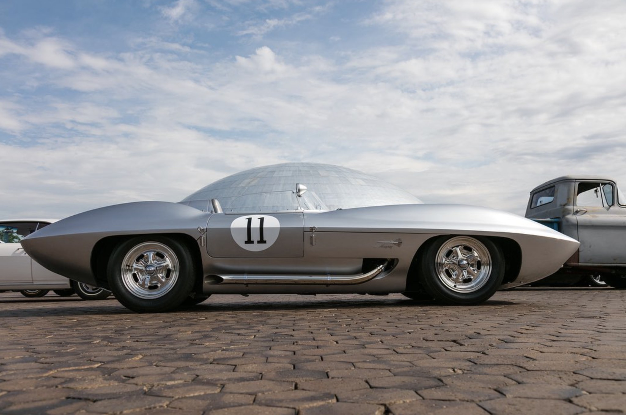 2048x1360, 328 Kb / автомобиль, ретро, купол, брусчатка, пикап, показалось