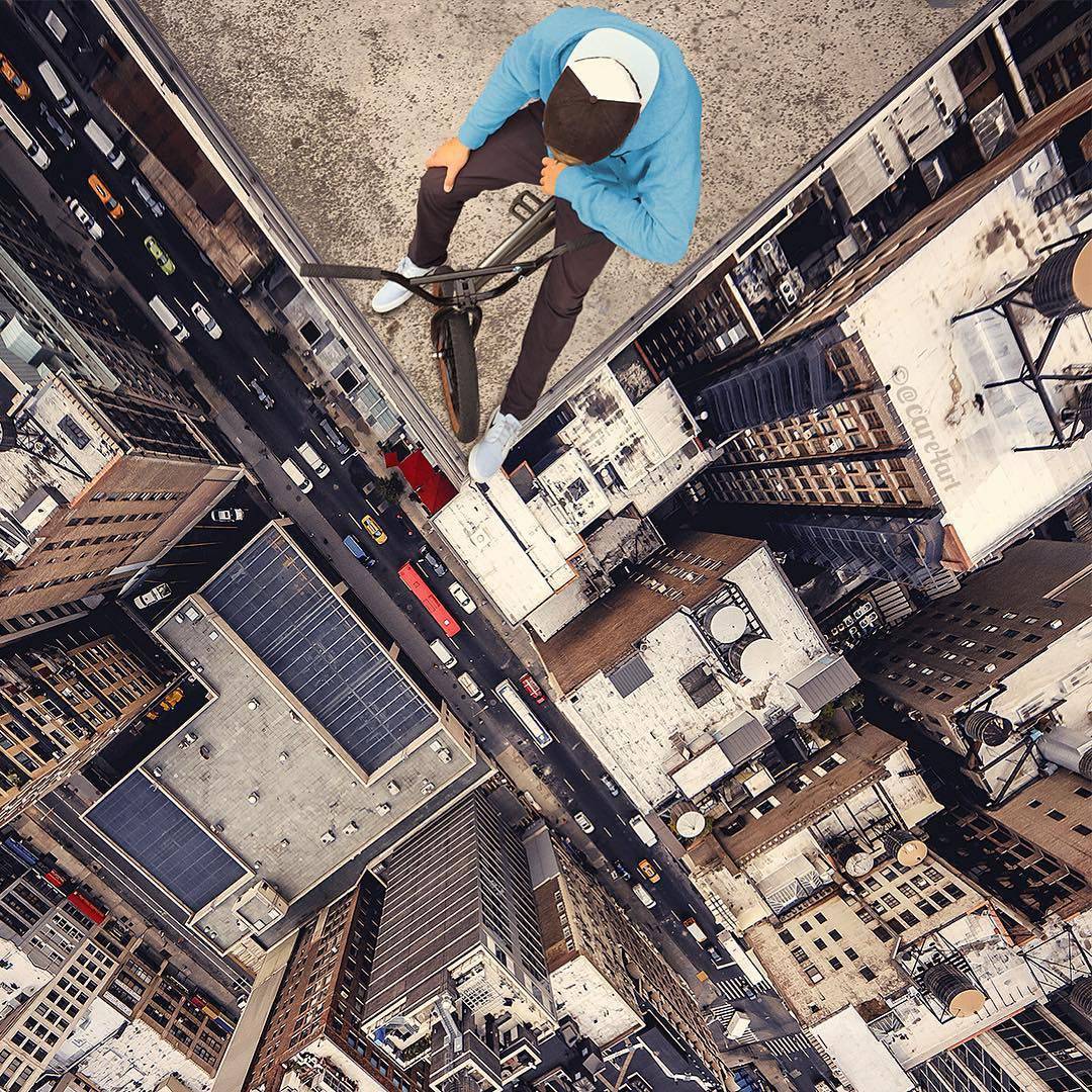 1080x1080, 368 Kb / крыша, здания, дома, машины, дороги, высота, вид сверху, мужчина, кепка, велосипед, плоскость