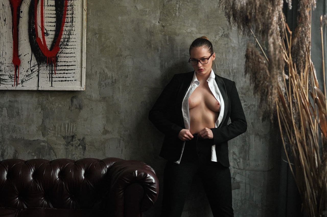 1280x853, 111 Kb / девка, сиськи, костюм, блузка, диван, стена, картина фотограф, Gene Oryx