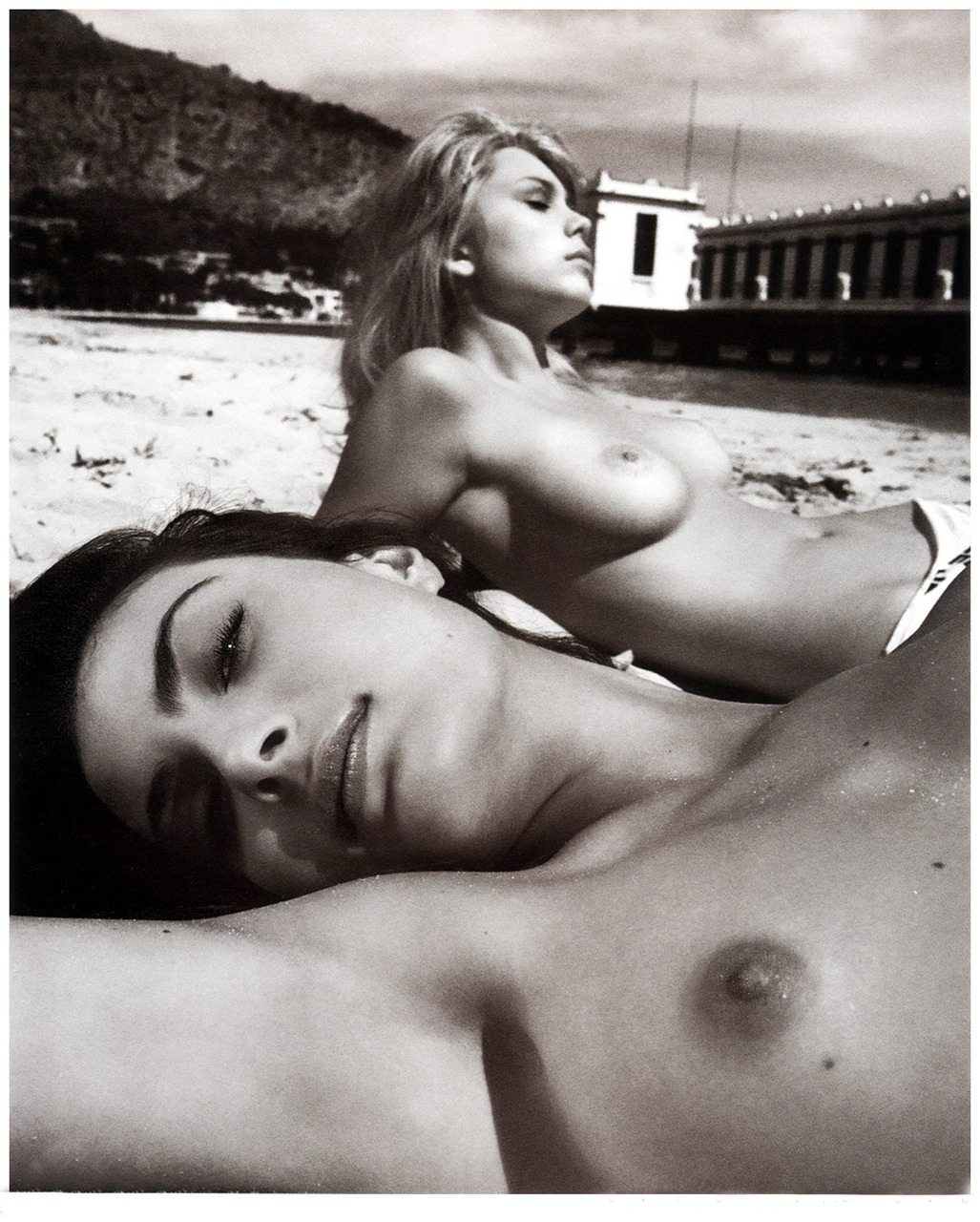 1027x1280, 425 Kb / ч/б, пляж, бикини, топлесс, песок, Francesca Lancini