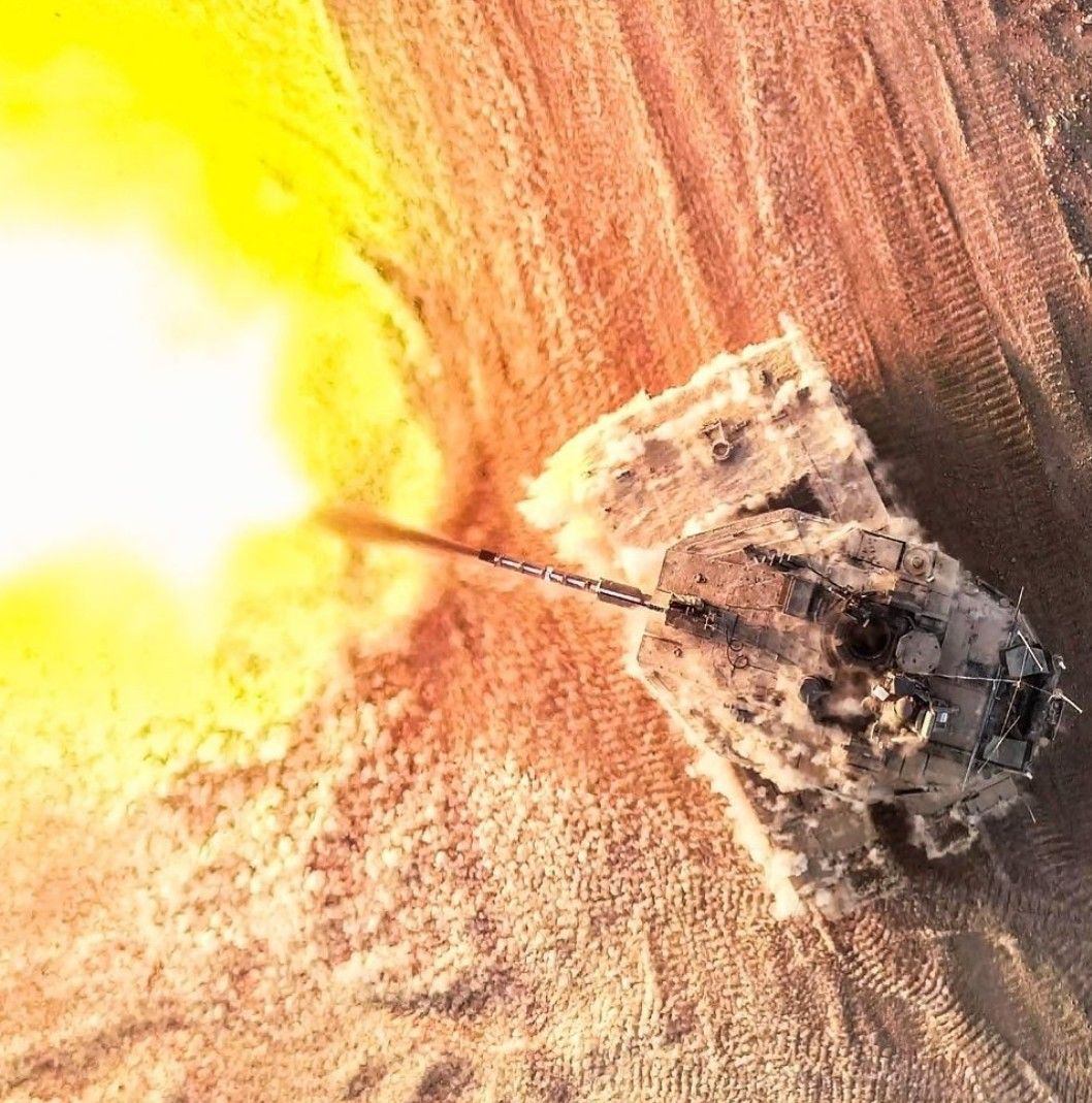 1058x1069, 204 Kb / танк, выстрел, пустыня, Merkava Mk IV, пыль, песок, вспышка слева