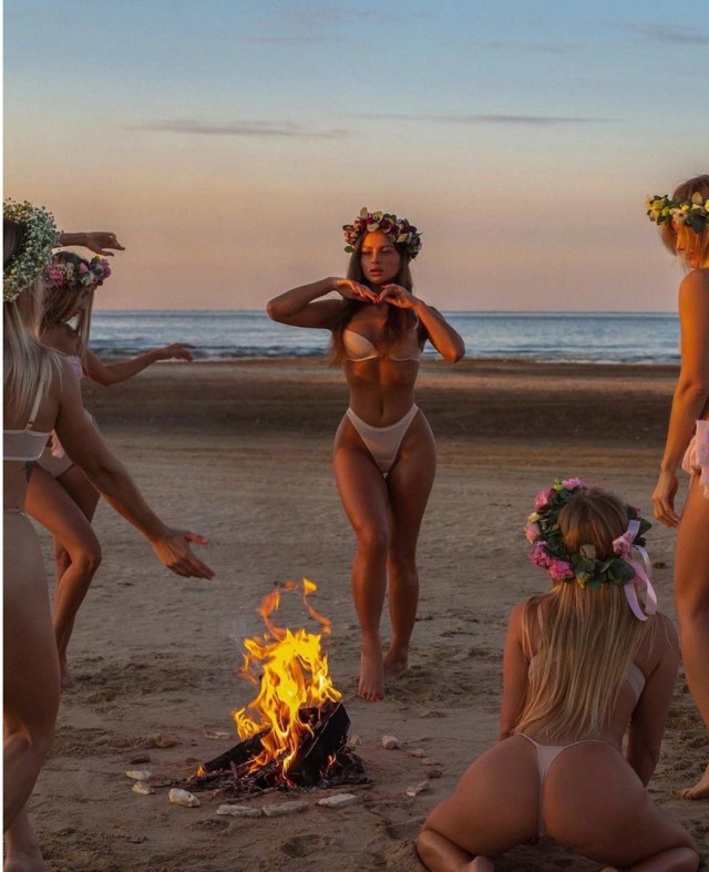 640x787, 101 Kb / пляж, песок, море, костер, венок, пять, пятеро