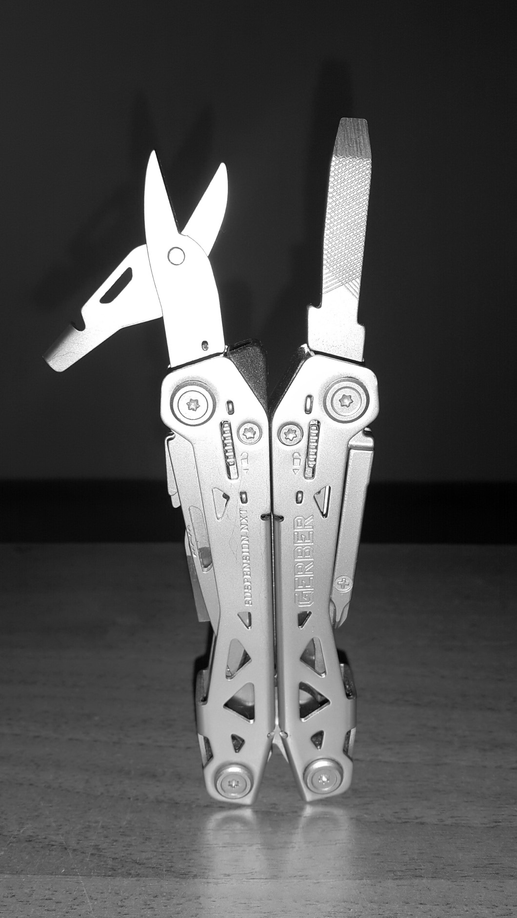 1060x1883, 267 Kb / мультитул, ножницы, напильник, маникюр, ч/б