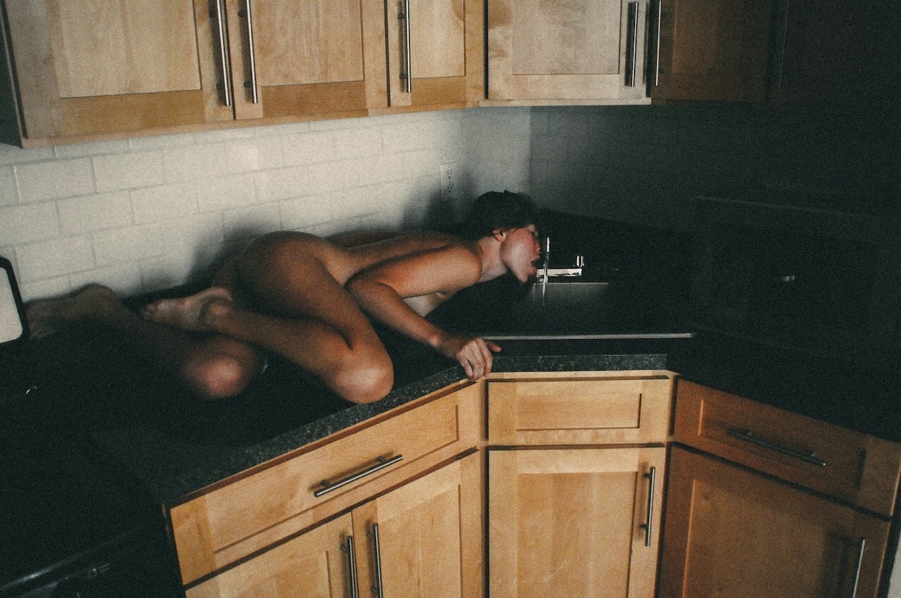 1280x850, 288 Kb / женщина, кухня, раковина, смеситель, вода