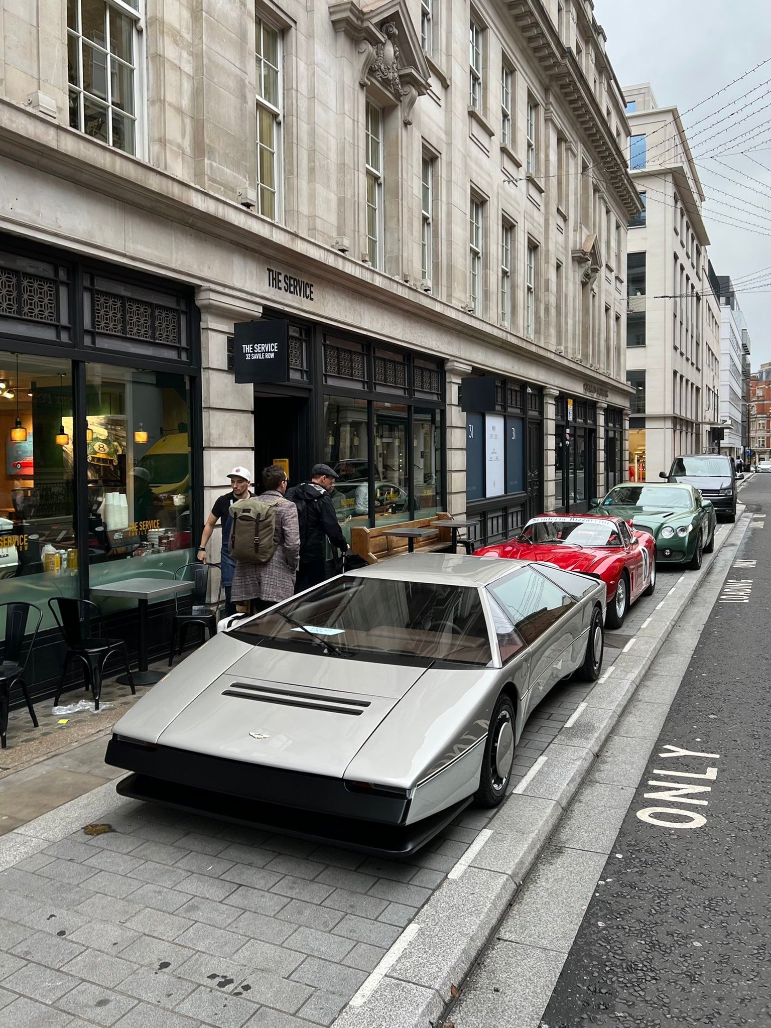 1536x2048, 596 Kb / автомобиль, классика, ретро, улица, кафе, Бентли, Ламборгини