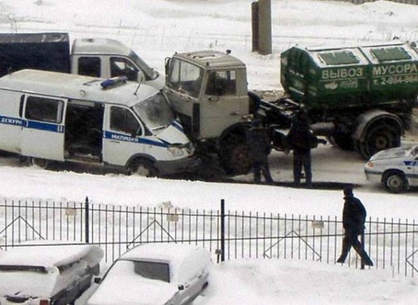 600x437, 76 Kb / мусоровоз, менты, авария