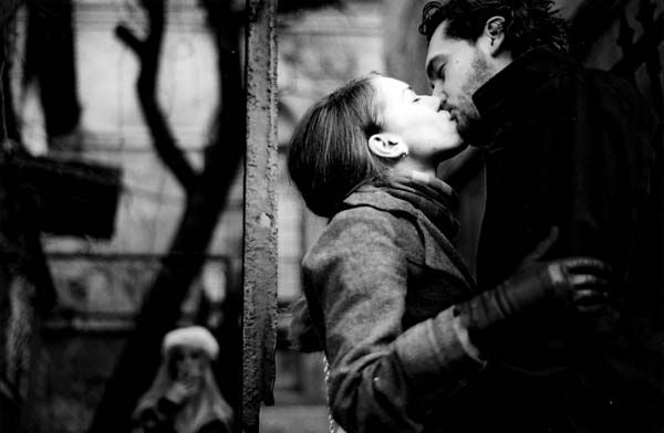 600x392, 40 Kb / романтика, двое, ч/б