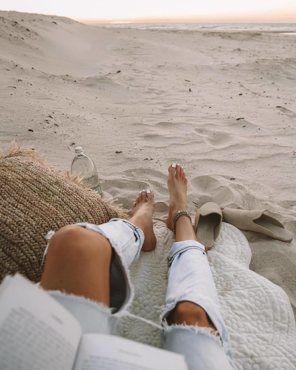 1025x1280, 103 Kb / дырки, коленки