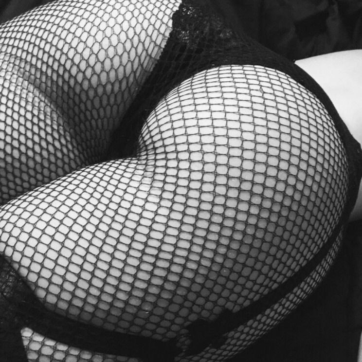 744x744, 115 Kb / колготки, чулки, сетка, попа, трусы, трусики, подвязки, ч/б