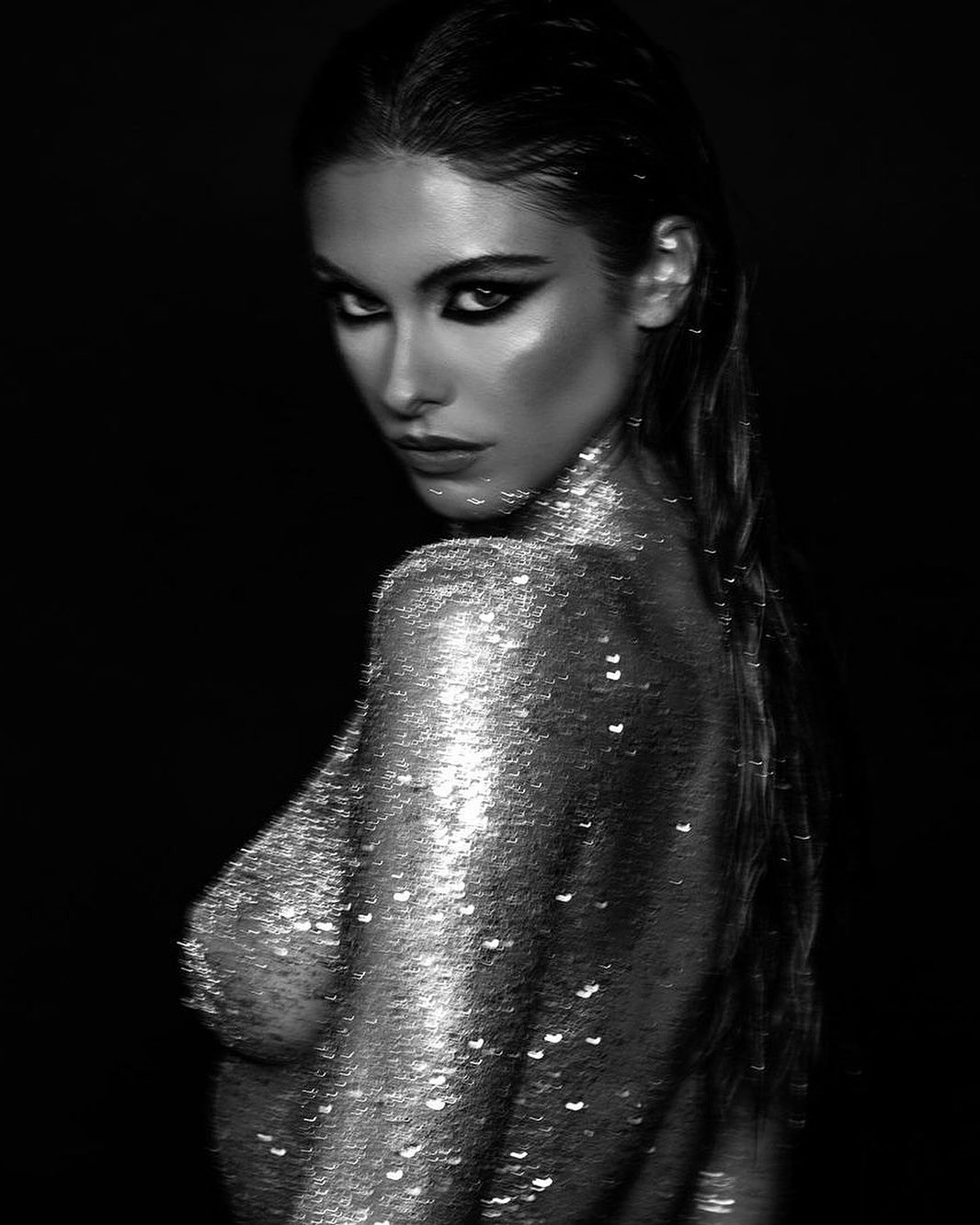 1066x1332, 151 Kb / смазано, блестит, топ, ч/б, carmella rose, кармелла роуз