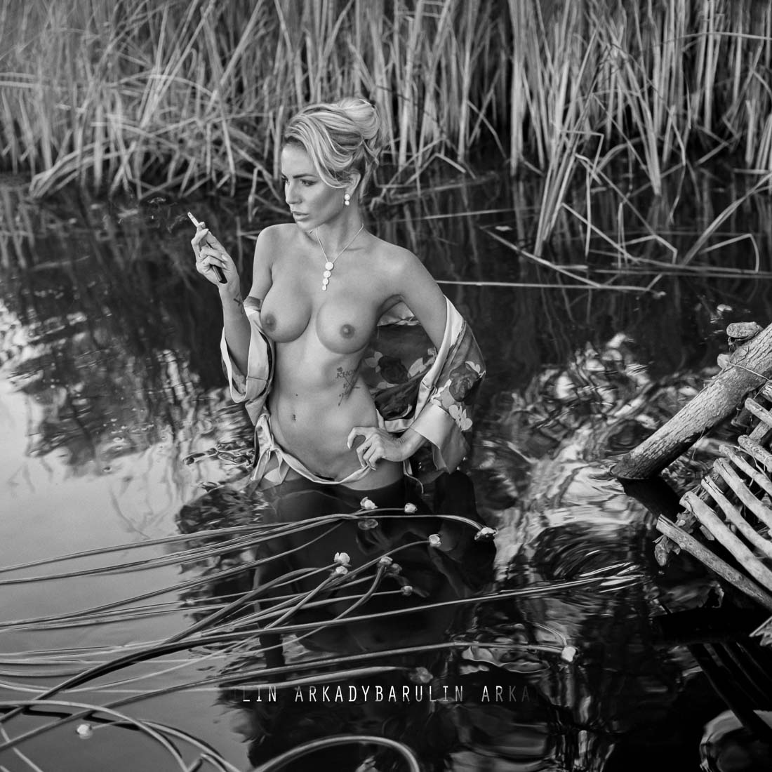 1100x1100, 351 Kb / ч/б, барулин, сигарета, вода, кувшинки, кулон, тату, голая