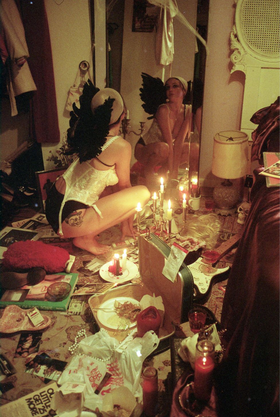 978x1456, 245 Kb / женщина, белье, крылья, бардак, свечи, светильник, череп, деньги, парики, чемодан, тарелка, зеркало, отражение, гитара, сигареты