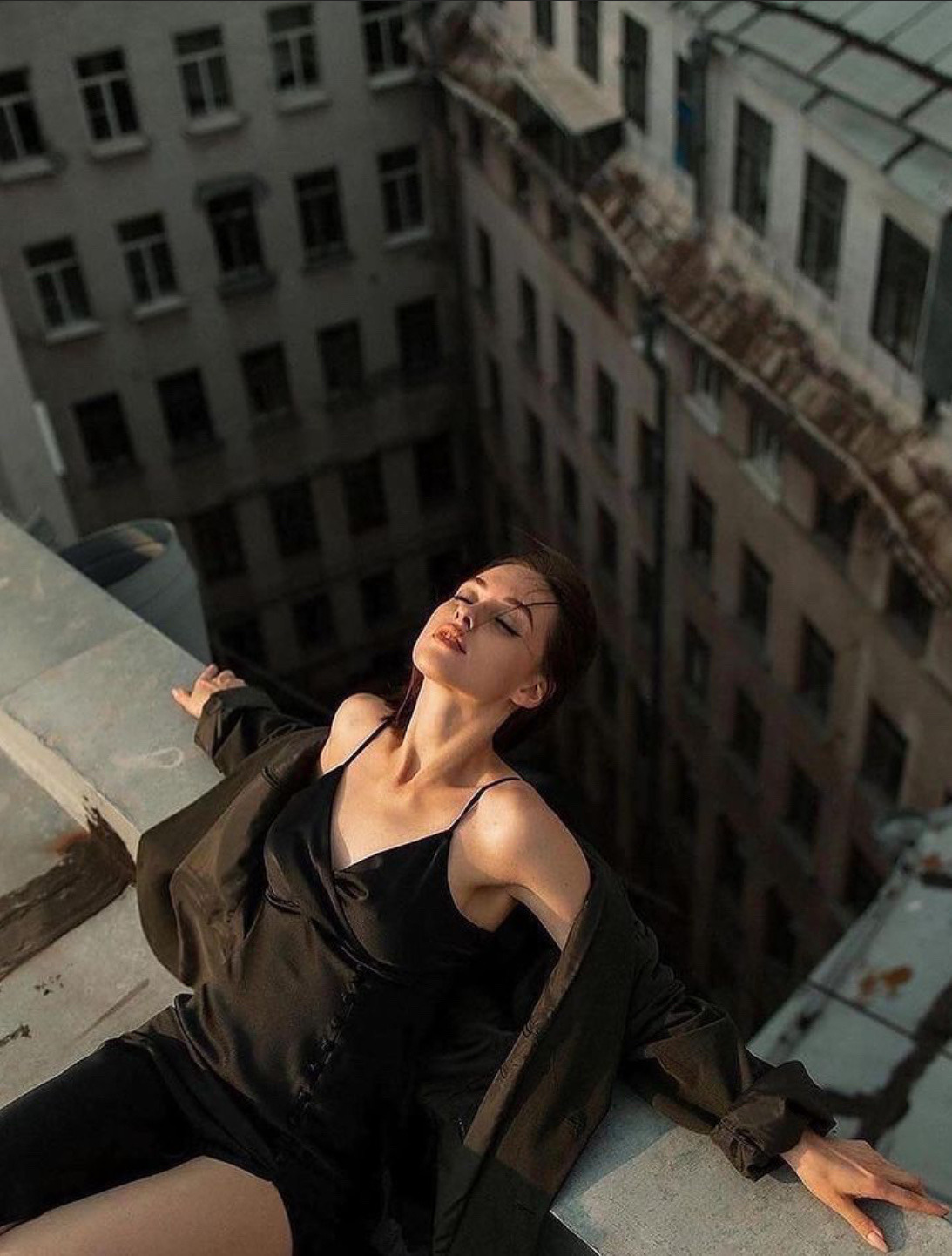 1093x1442, 286 Kb / край, крыша, двор, колодец, Питер, Ника Зуева