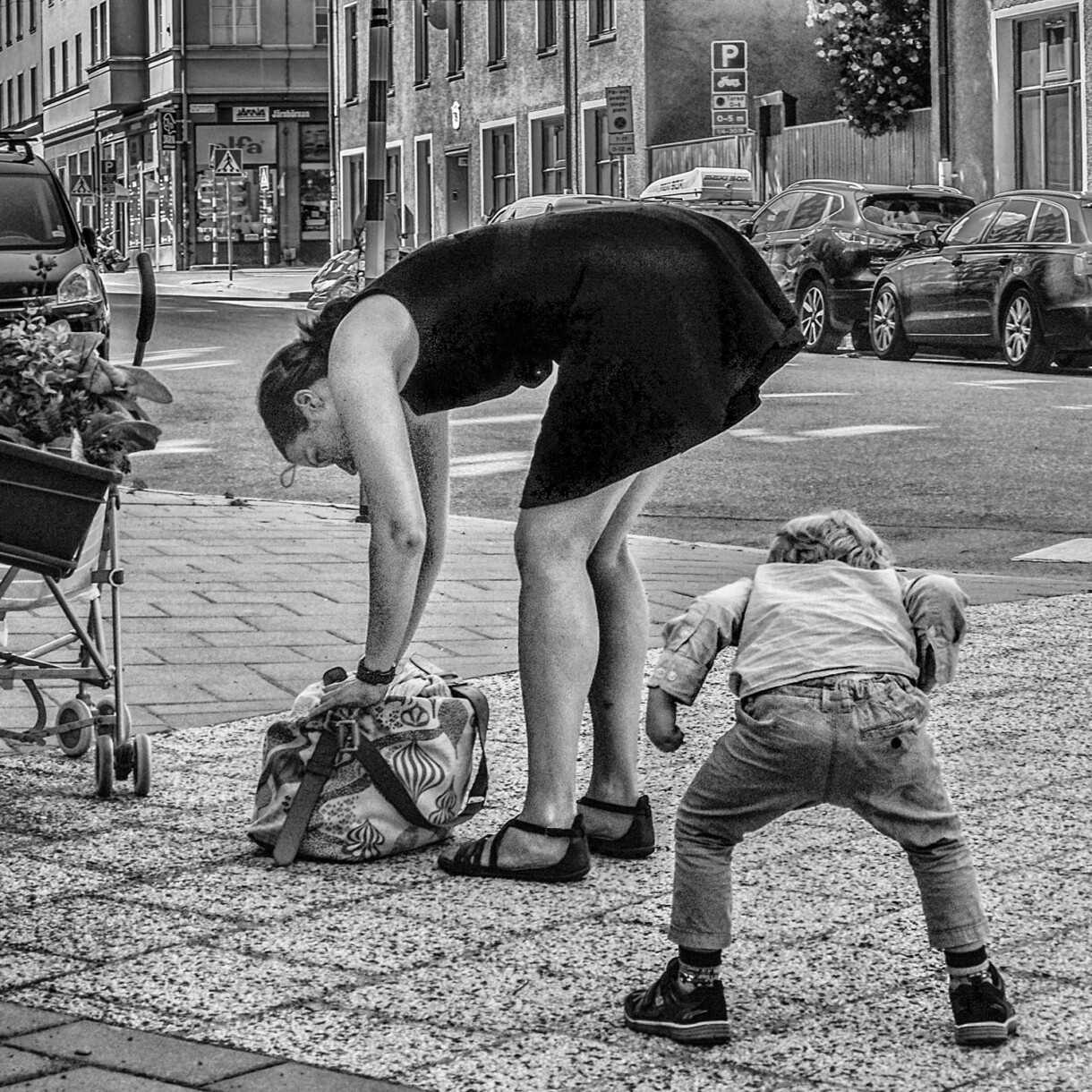 1220x1220, 584 Kb / женщина, нагнулась, мальчик, подглядывает, сумка, платье, автомобили, улица, ч/б