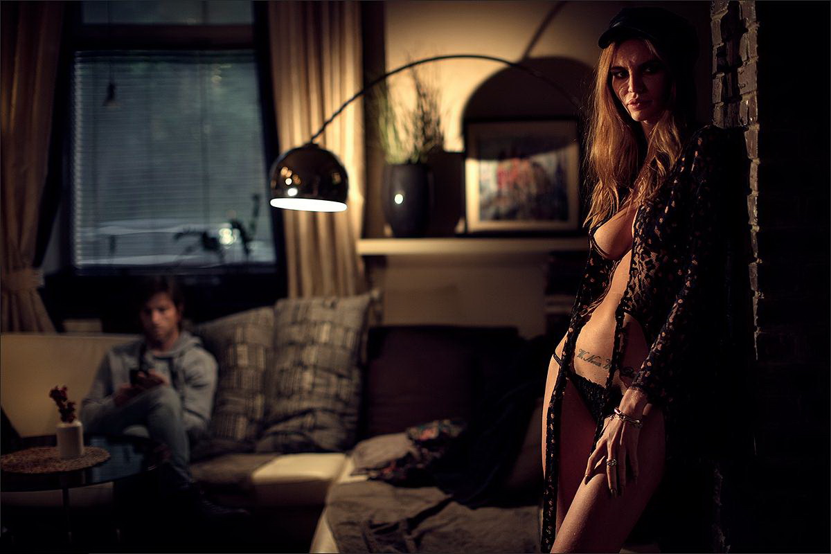 1200x800, 171 Kb / лампа, тату, диван, мужчина, женщина, окно