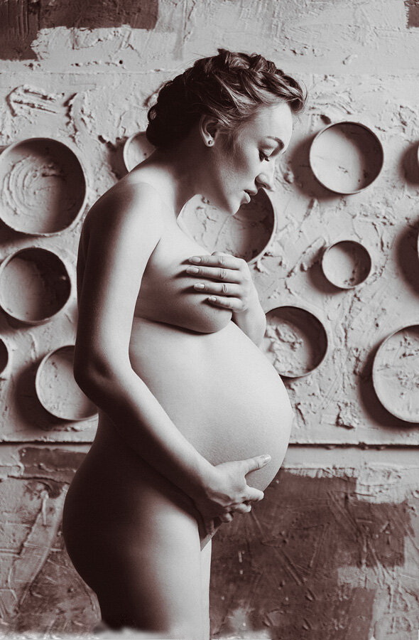 590x900, 155 Kb / брюхатая, сепия, стена, беременная