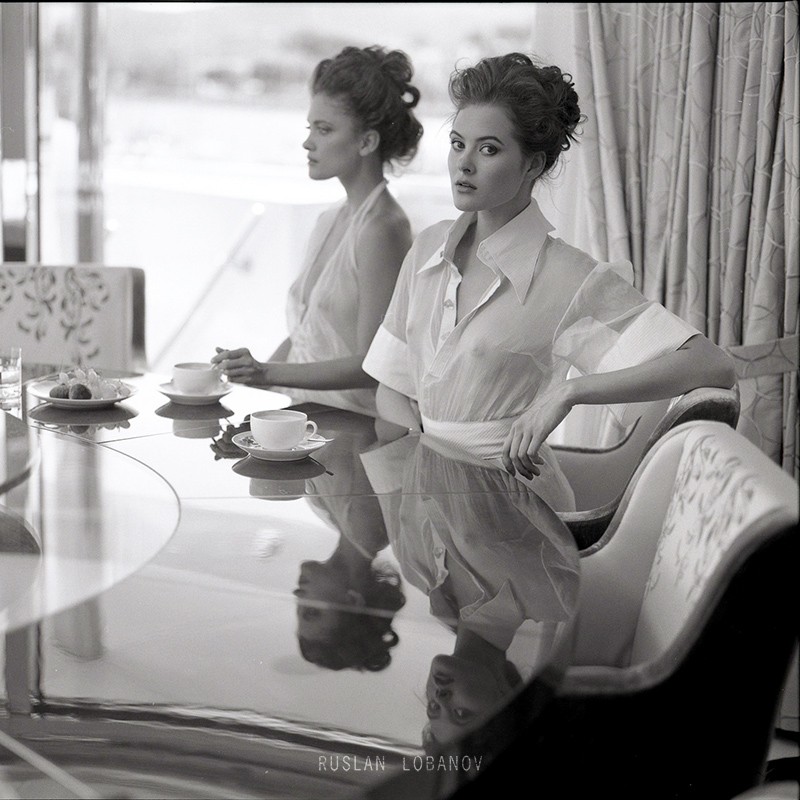 800x800, 165 Kb / две, двое, прозрачное, стол, чашка, кресло, лобанов, ч/б