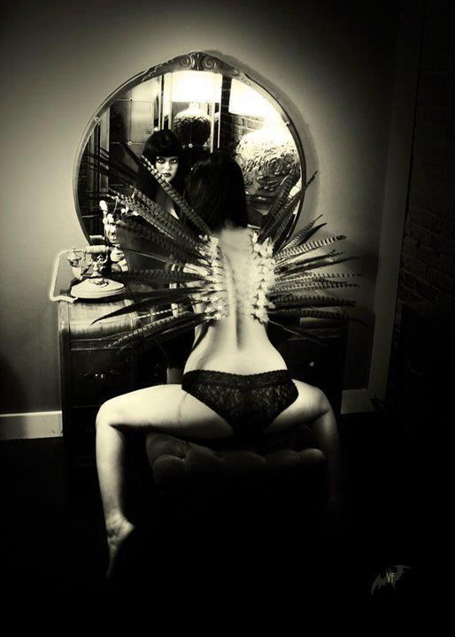 514x720, 41 Kb / женщина, зеркало, отражение, перья, трусы, пуф, телефон, ч/б