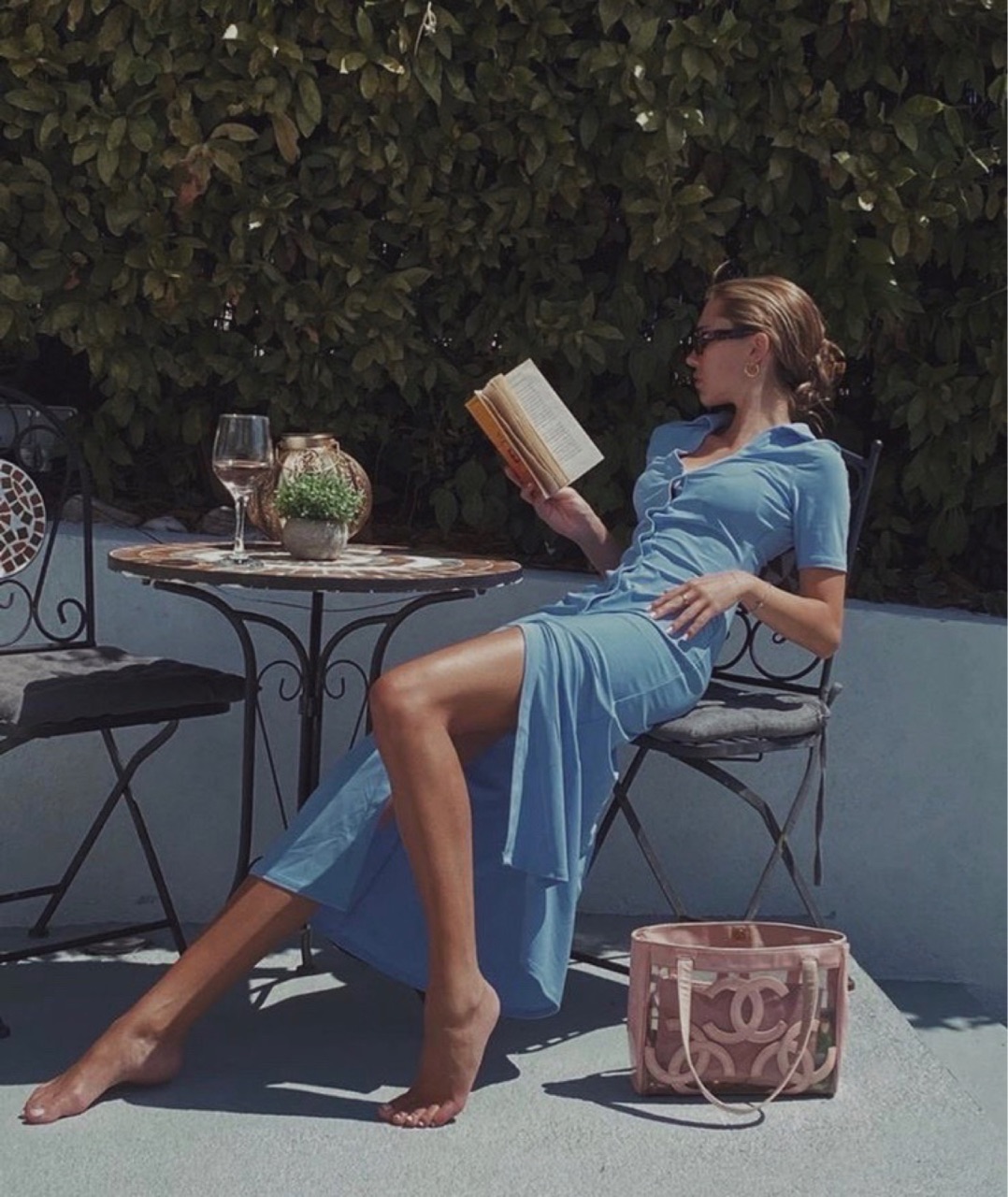 1078x1280, 279 Kb / женщина, книга, бокал, столик, стулья, листва, платье, сумка, Шанель