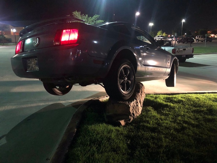 740x555, 149 Kb / Авто, камень, газон, повис, парковка