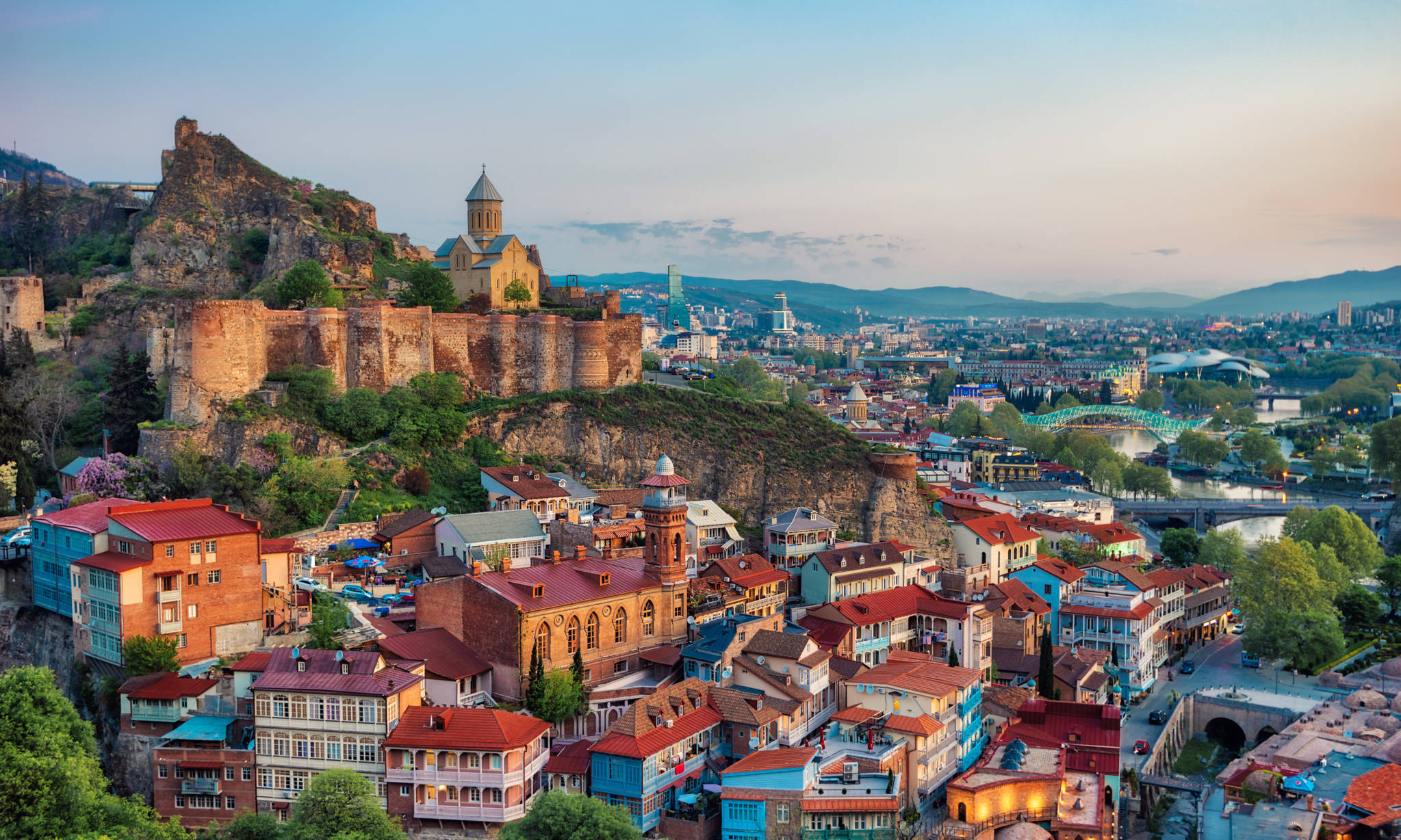 2047x1228, 508 Kb / Грузия, Тбилиси, гора, город, здания, дома, река, мосты