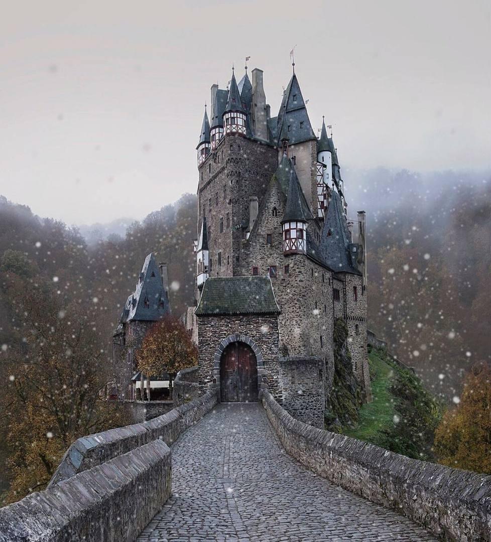 978x1080, 170 Kb / замок, горы, снег, дорога