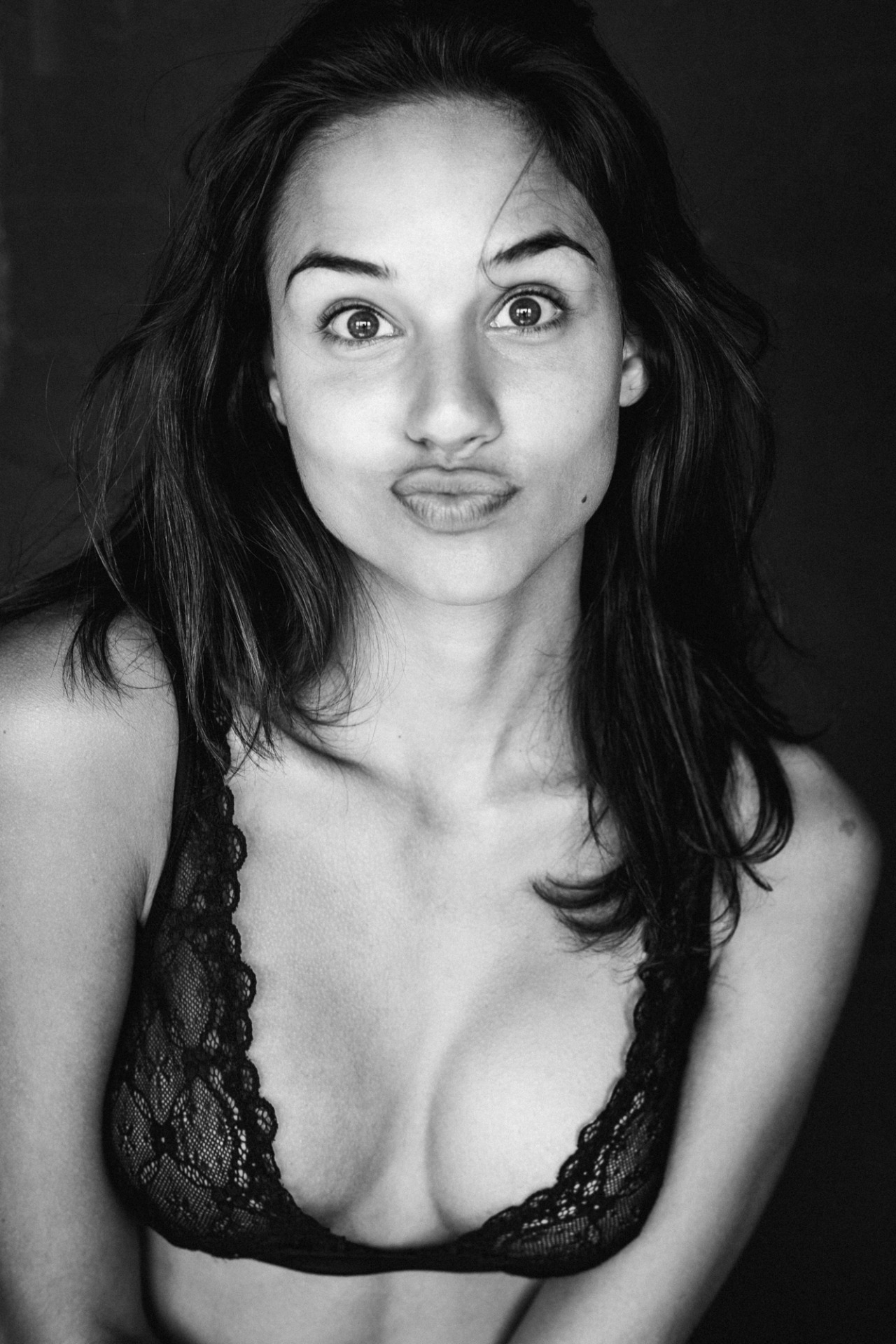 1280x1920, 518 Kb / портрет, ч/б, бюстгальтер, кружева, белье, улыбка, губы, родинка, Luisa De Freitas
