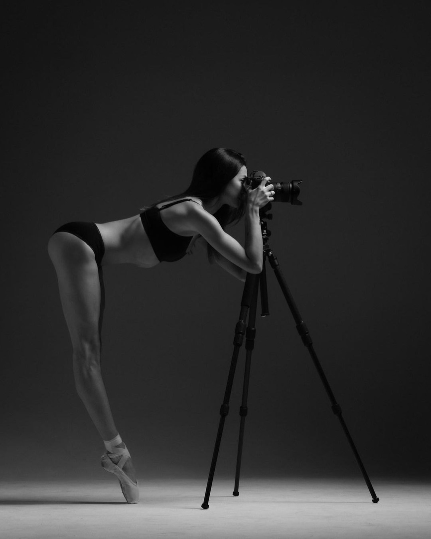 865x1080, 123 Kb / балерина, пуанты, белье, штатив, фотоаппарат, ч/б