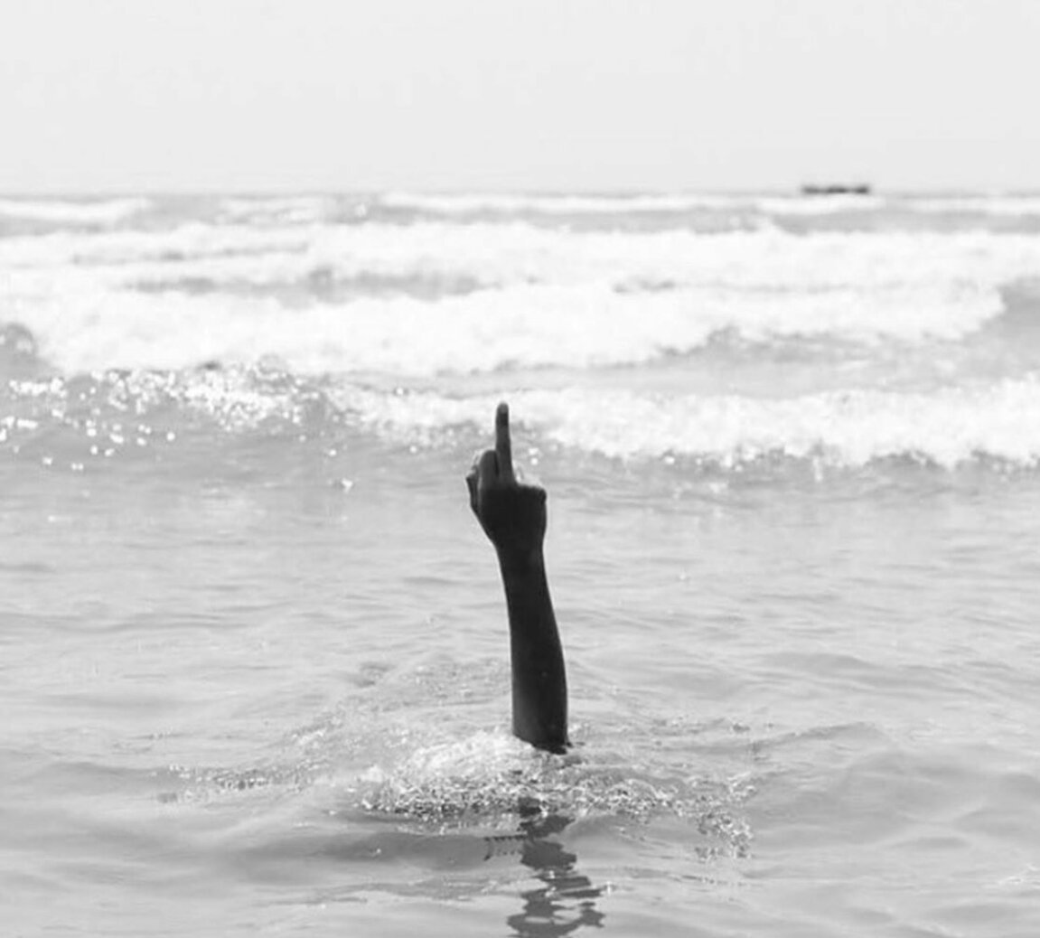 1151x1038, 82 Kb / воды, волны, рука, фак, ч/б