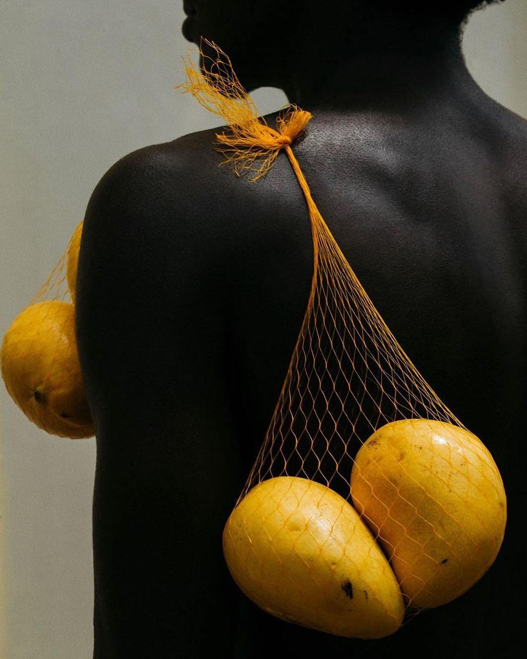 1080x1350, 140 Kb / Жёлтый,  чёрный, авоська, манго, негр