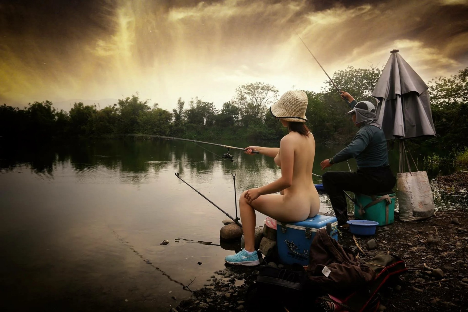 1920x1280, 375 Kb / рыбалка, голая, двое, удочки, озеро, спининг