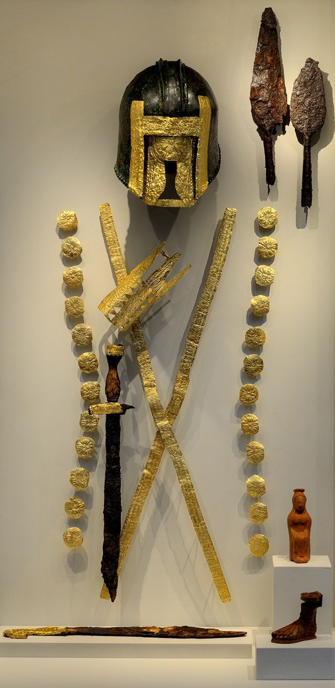 675x1385, 131 Kb / шлем, портупея, копьё, артефакты